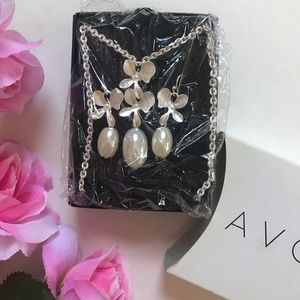 Silver floral pearl necklace and earring Gift set